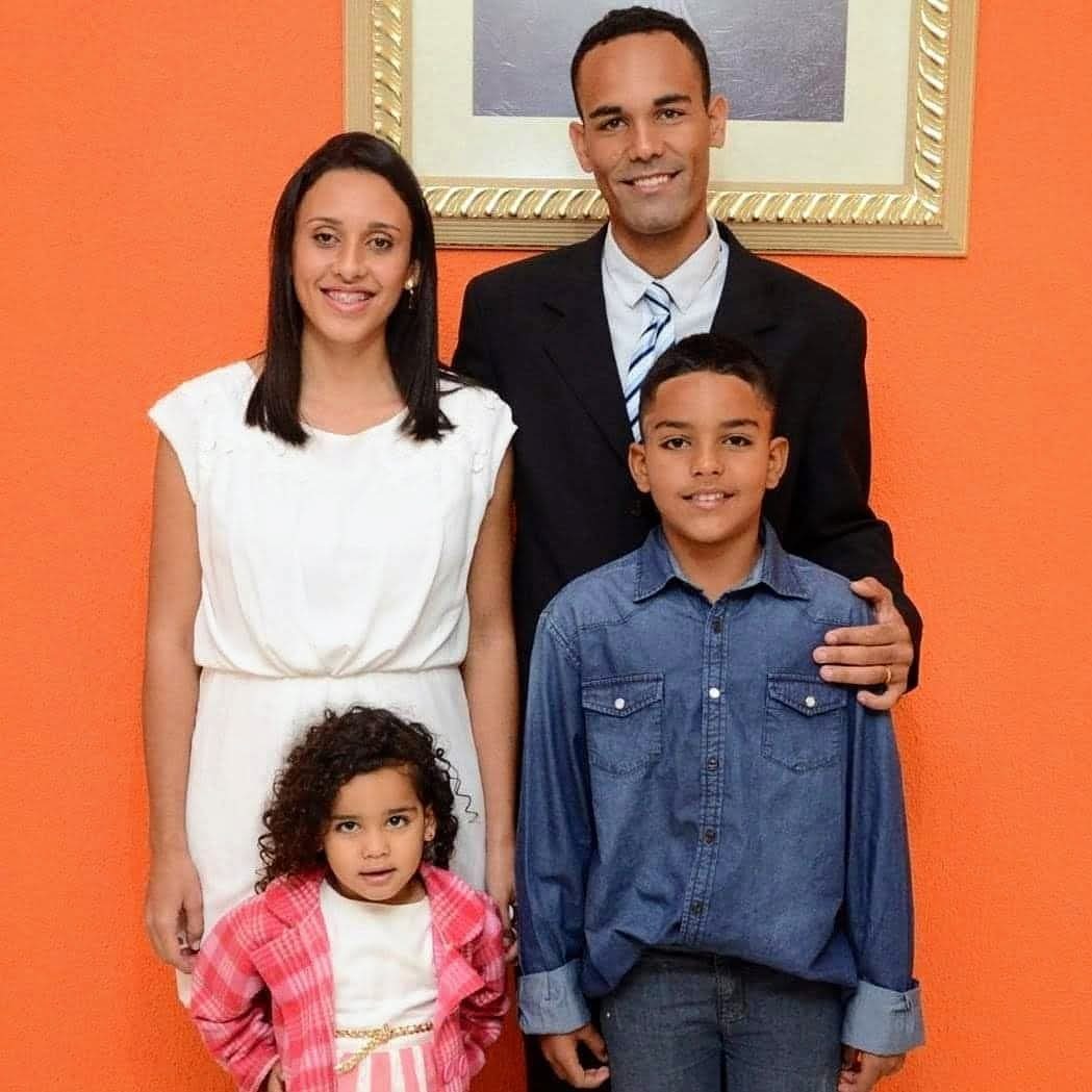 Higor com a esposa Renata e os filhos Luan e Laura