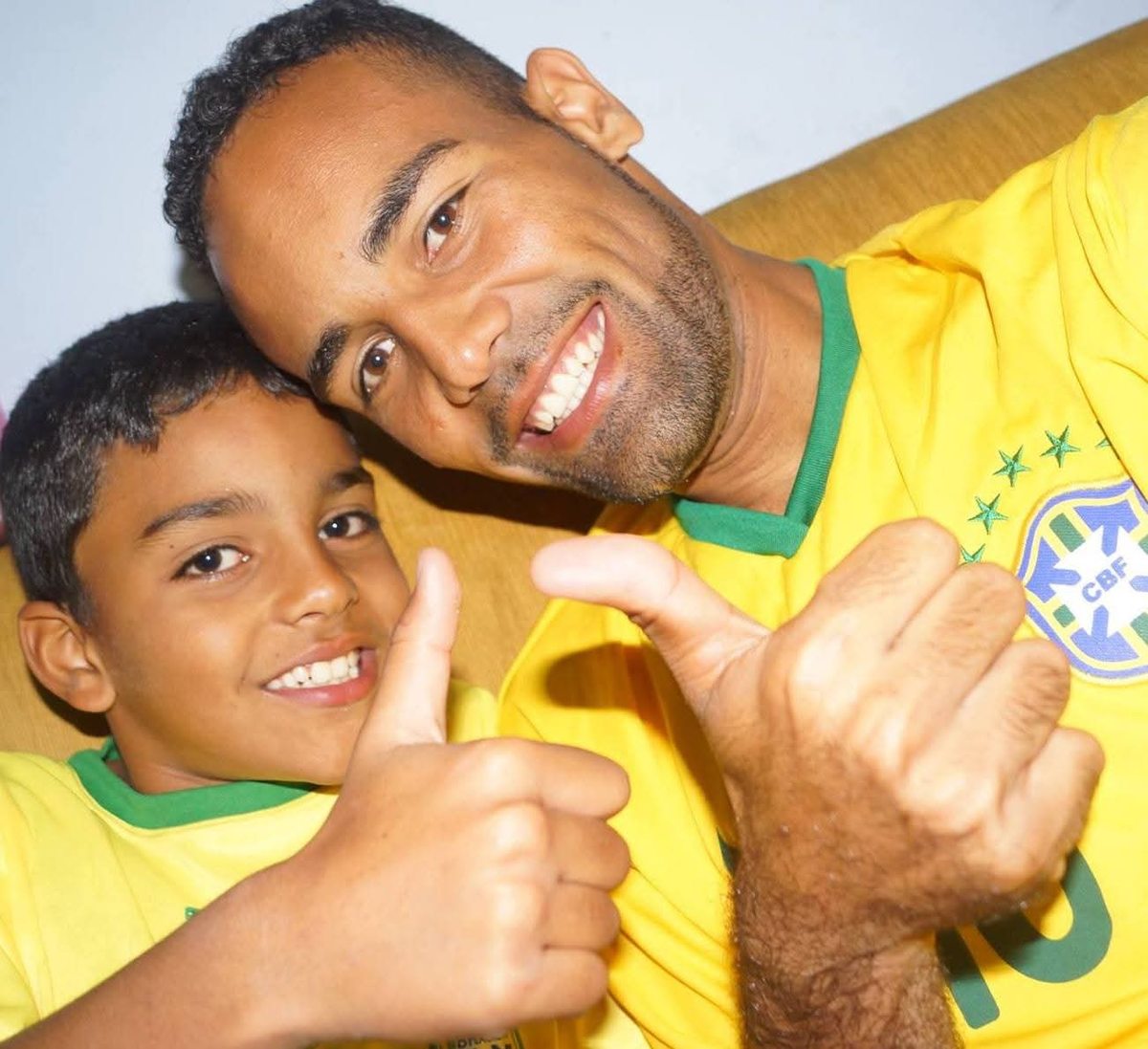 Higor e o filho Luan, vestindo a camisa do Brasil